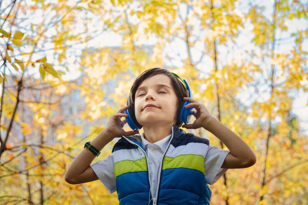 enfant qui écoute la musique